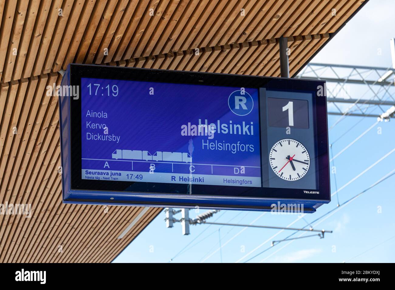 Visualizzazione delle informazioni sui passeggeri presso la stazione ferroviaria di Järvenpää in Finlandia. Il treno R successivo da Riihimäki a Helsinki. Foto Stock
