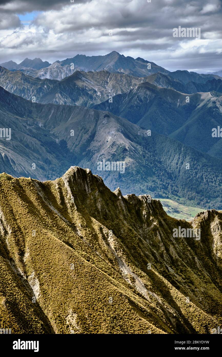 Vista sulle montagne che circondano il lago Hawea dalla cima dell'Istmo, il Neck, Otago. Foto Stock