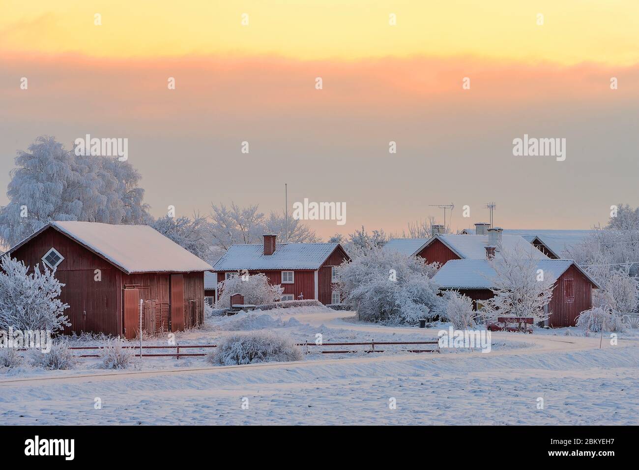 Inverno in un villaggio con tradizionali case rosse di falu, Hulla, Österåker, Vingåker, Södermanland, Svezia Foto Stock
