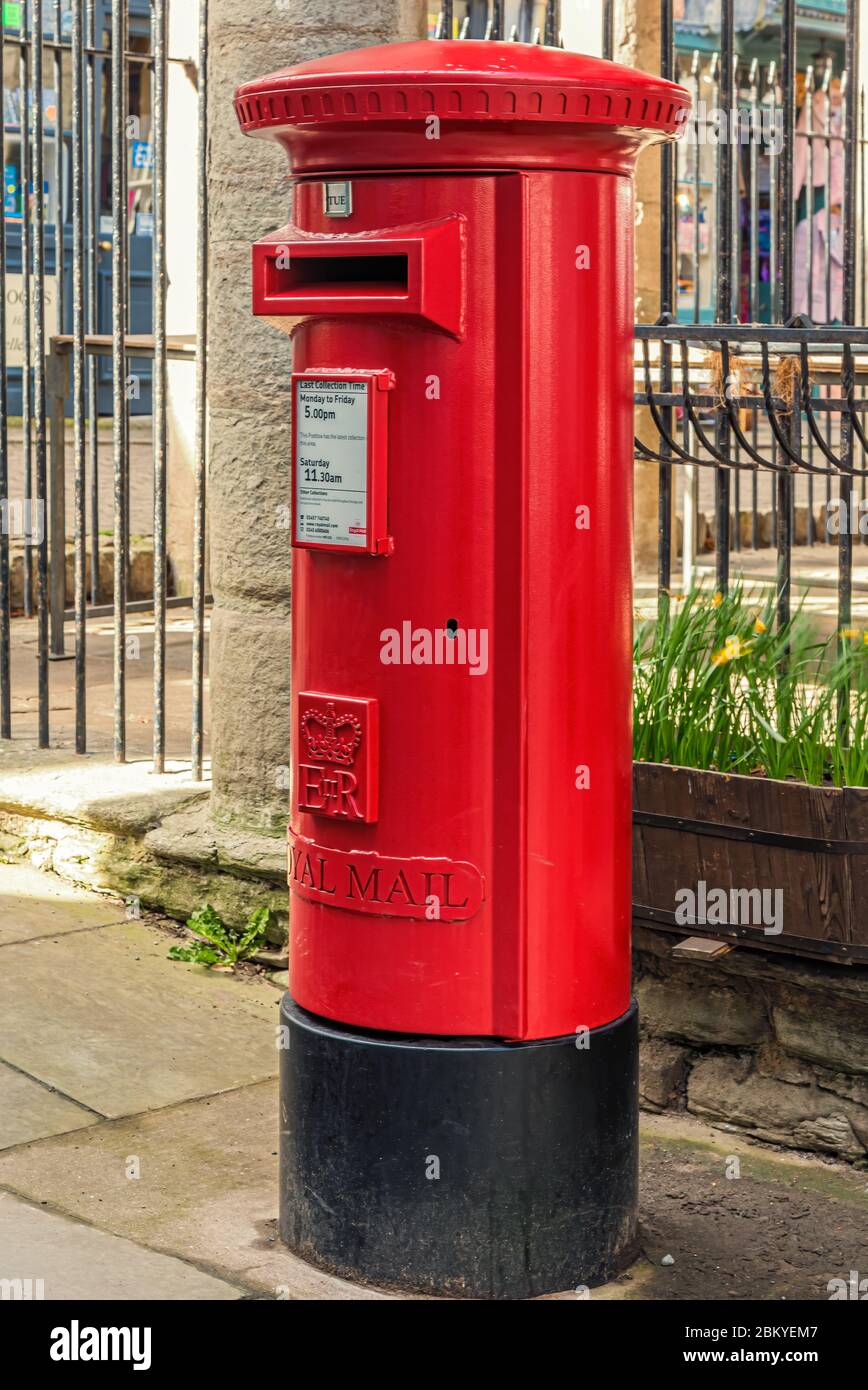 Hay-on-Wye, Regno Unito, 2 aprile 2019: Tradizionale casella di posta rossa. Foto Stock