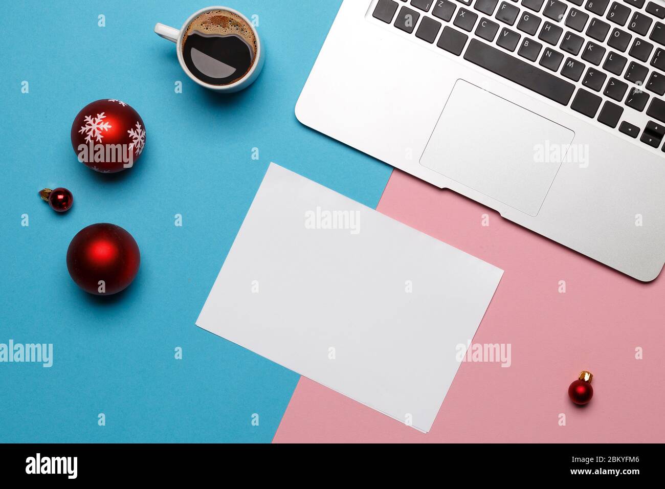 Concetto di obiettivi globali per il nuovo anno. Blocco note, giocattoli di Natale, laptop, Top View Flat Lay. Business, motivazione, crescita personale, ispirazione, successo Foto Stock