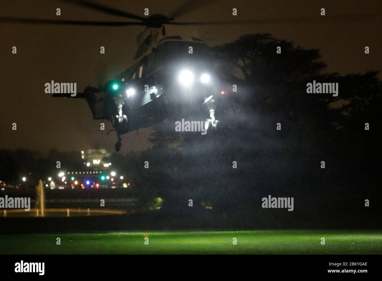 Marine One, con il presidente degli Stati Uniti Donald J. Trump a bordo arriva in una pesante pioggia sul prato meridionale della Casa Bianca a Washington, DC al suo ritorno da Phoenix, Arizona, il 5 maggio 2020. Credito: Yuri Gripas/Pool via CNP | utilizzo in tutto il mondo Foto Stock
