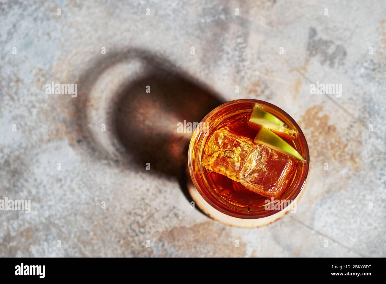 Vista dall'alto del cocktail di whisky al succo di mela sotto la luce del sole Foto Stock