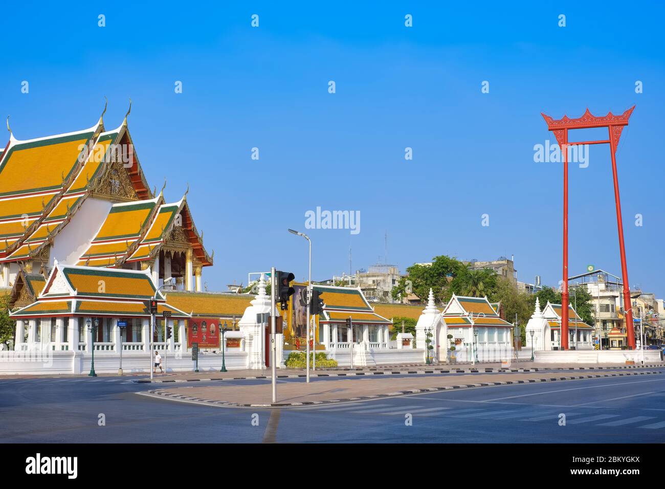 The Giant Swing (Sao Ching-Chao) in Bambung Muang Rd., nella parte vecchia di Bangkok (Rattanakosin Island), Thailandia, e (a sinistra) tempio Wat Suthat Foto Stock
