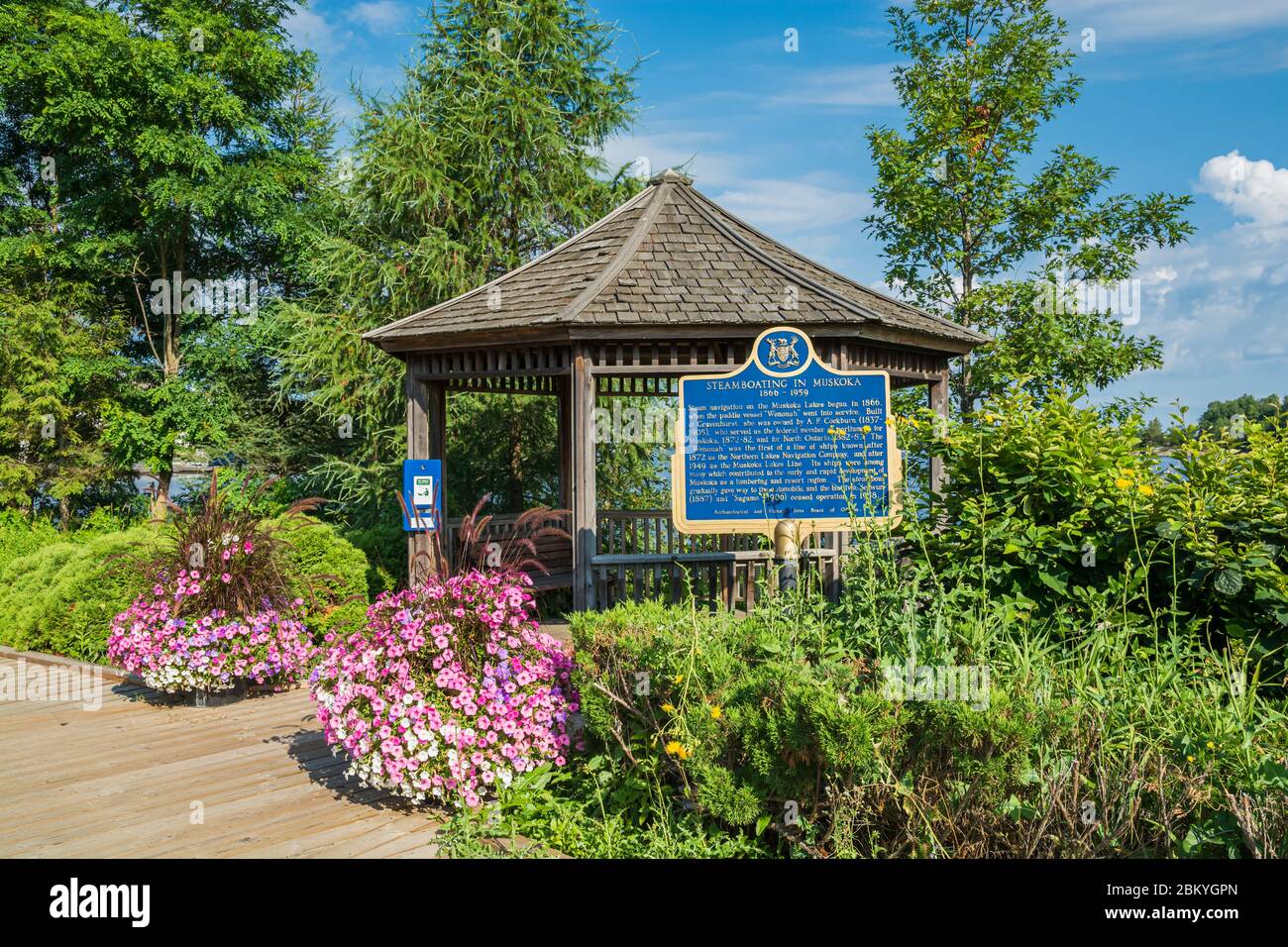Gazebo in legno sul lago Foto Stock Gazebo in legno sul lago Foto Stock