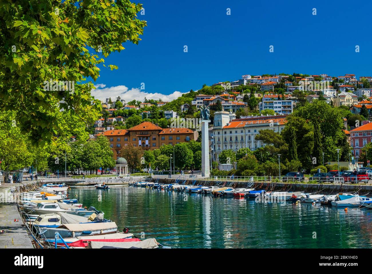 Croazia, città di Rijeka, vista dello skyline dal Delta e fiume Rjecina sulle barche di fronte, colorati vecchi edifici, monumenti e Trsat sulla collina in Foto Stock