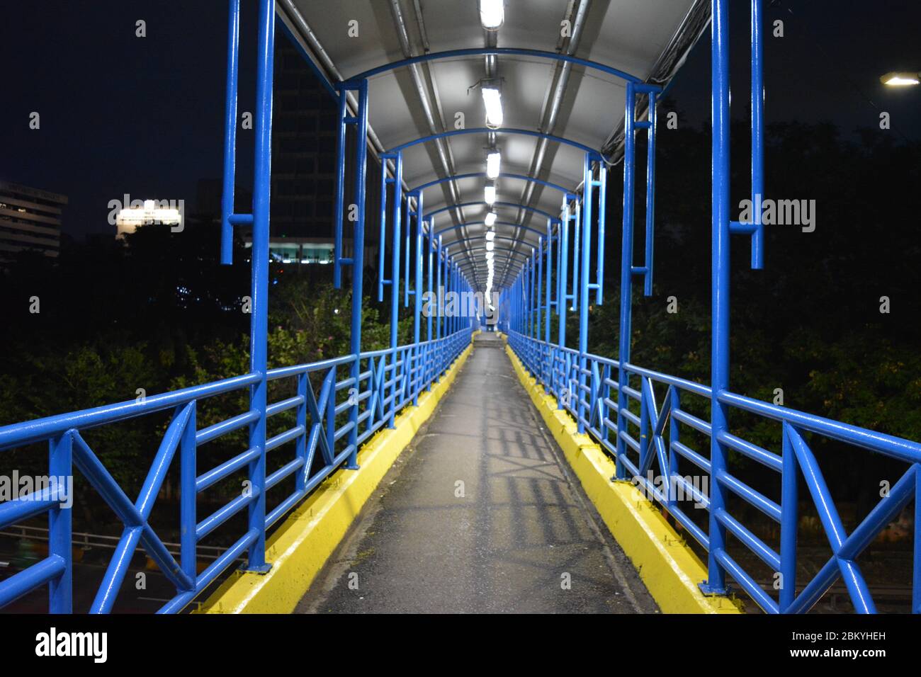 Ponte pedonale vuoto o deserto (jpo) sopra Letjen S. Parman Street a ovest di Jakarta. La gente sta evitando i luoghi pubblici a causa della paura di covid-19. Foto Stock