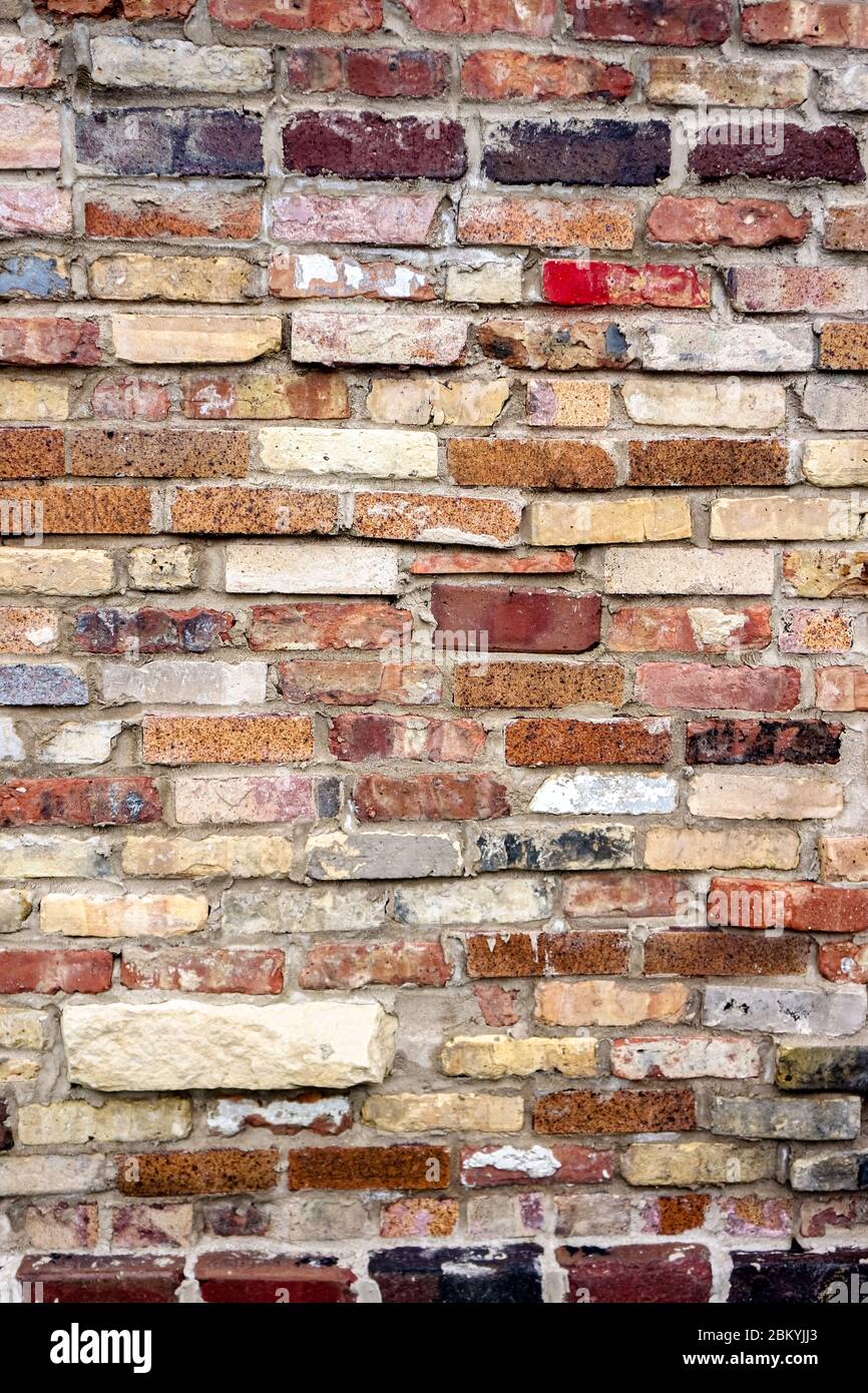 Vecchio muro di mattoni multicolore Foto Stock