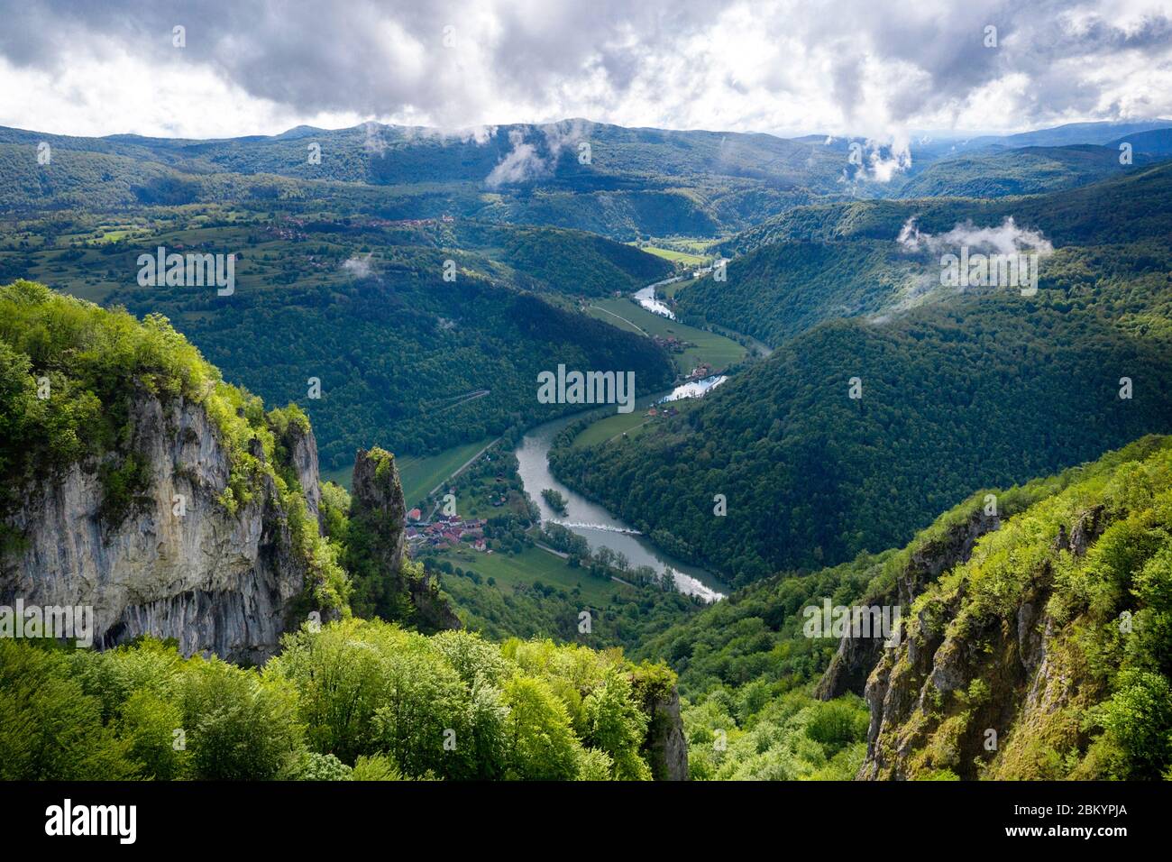 Il fiume Kolpa scorre attraverso un bellissimo paesaggio verde e lussureggiante visto da un punto di vista Kozice, Slovenia Foto Stock
