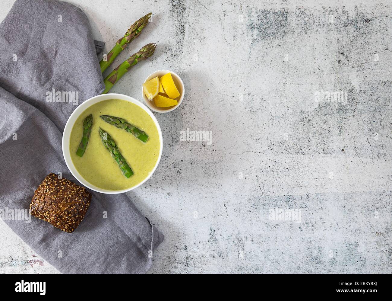 Zuppa di crema di asparagi freschi e formaggio. Foto Stock