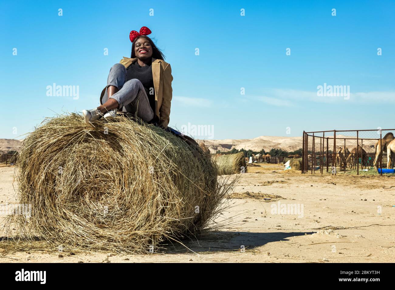 Un modello africano che posa nel deserto, Foto Stock