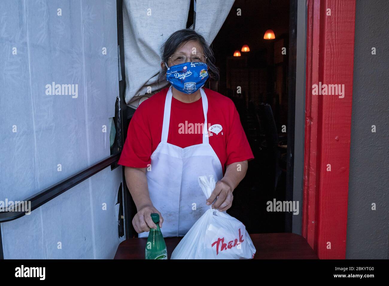 Il proprietario di un ristorante locale vende sushi da andare durante la crisi di Covid-19 Foto Stock