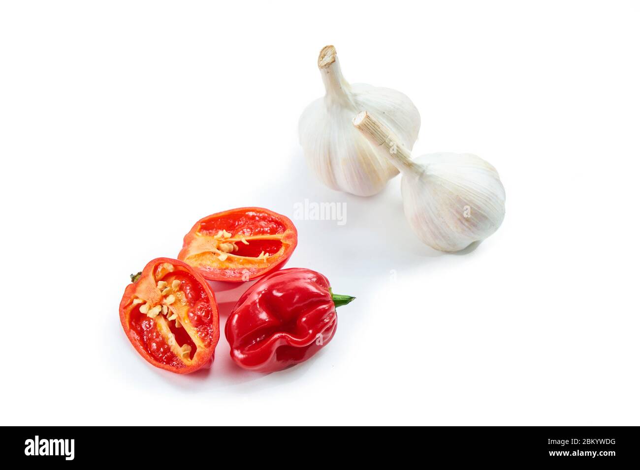 Habanero peppers, isolato su bianco. Cibo messicano. Salsa Habanero. Peperoncini piccanti Foto Stock