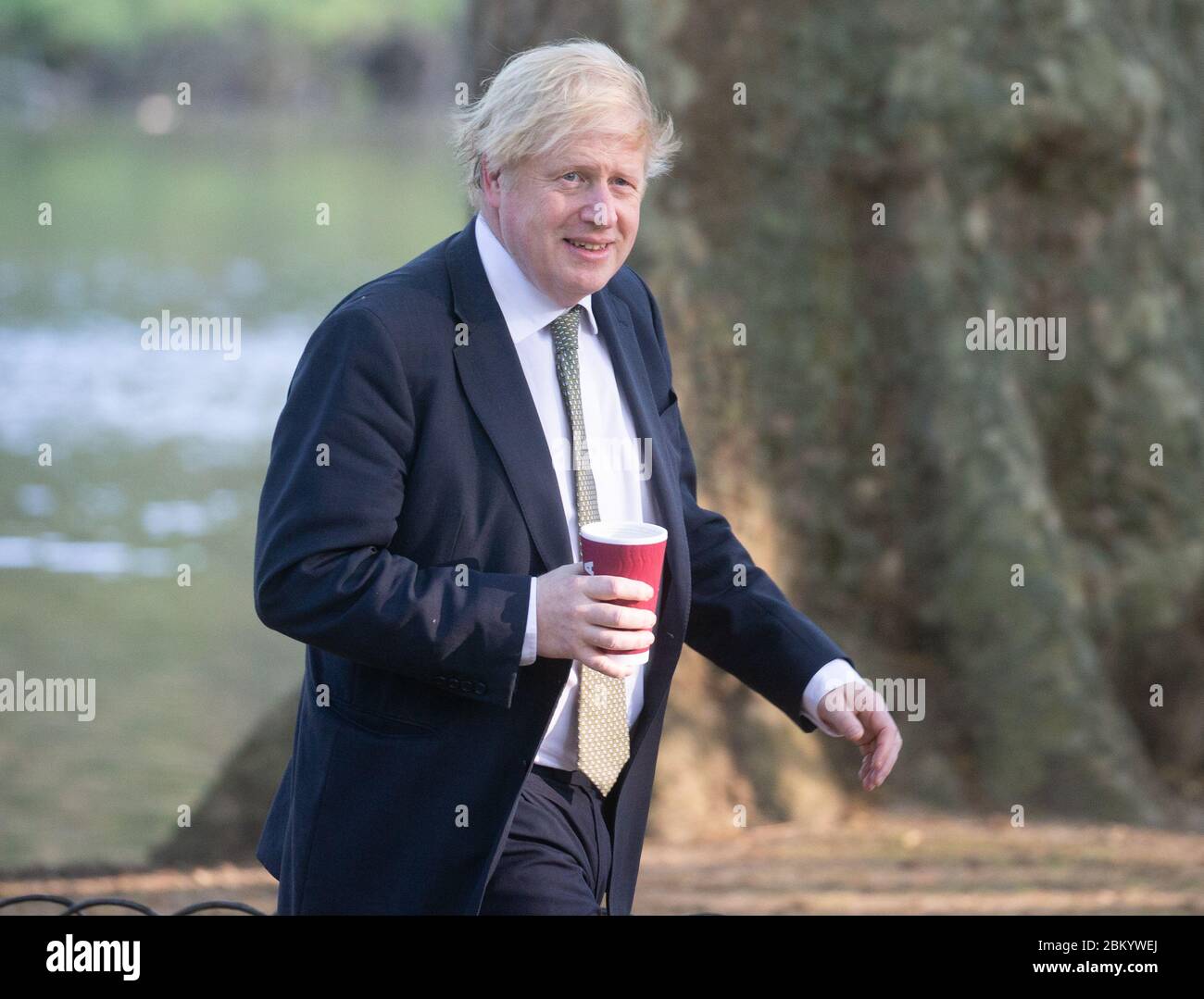 Londra, Regno Unito. 6 maggio 2020. Boris Johnson, primo Ministro, fa una passeggiata nel parco prima della sua apparizione alle Domande del primo Ministro. Questo sarà il suo primo PMQ dopo il suo recupero da Cornonavirus. Credit: Mark Thomas/Alamy Live News Foto Stock