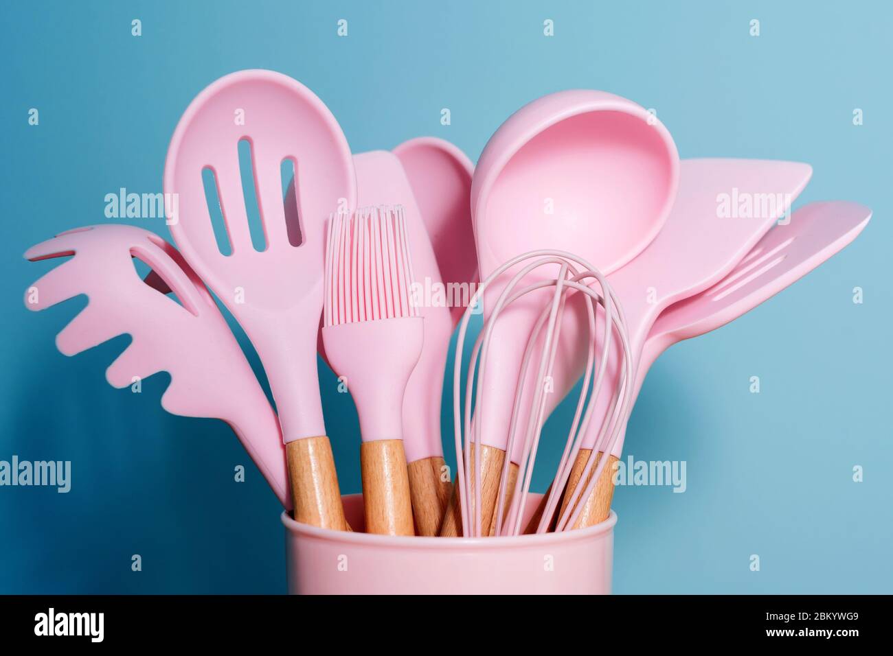 Utensili da cucina rosa su sfondo blu, cucina casa utensili decorazione  concetto, accessori in gomma in contenitore. Ristorante, cucina, cucina  Foto stock - Alamy