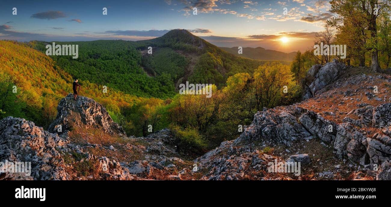 Foresta natura landcape con picco e sole al tramonto drammatico, Slovacchia - Carpazi Foto Stock