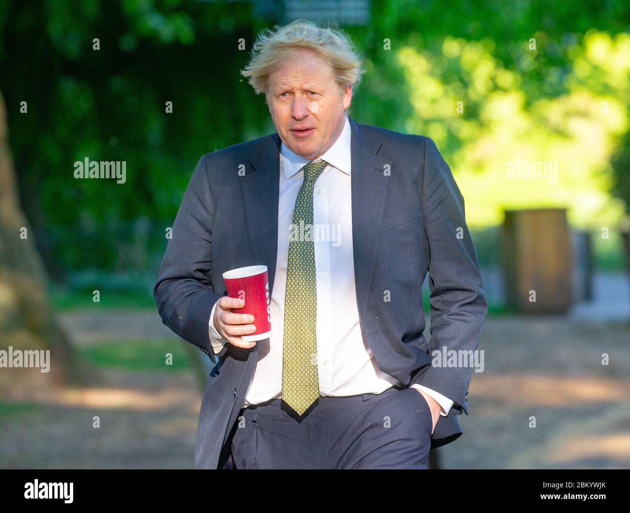 Londra, Regno Unito. 6 maggio 2020. Boris Johnson, primo Ministro, fa una passeggiata nel parco prima della sua apparizione alle Domande del primo Ministro. Questo sarà il suo primo PMQ dopo il suo recupero da Cornonavirus. Credit: Mark Thomas/Alamy Live News Foto Stock