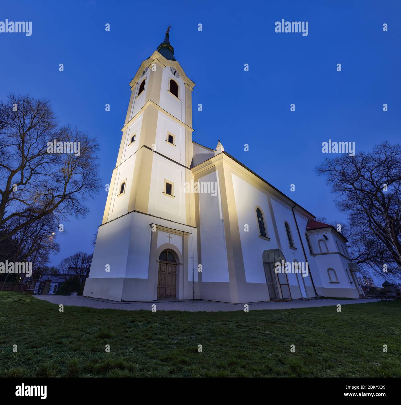 Chiesa in città Senec - Slovacchia di notte Foto Stock
