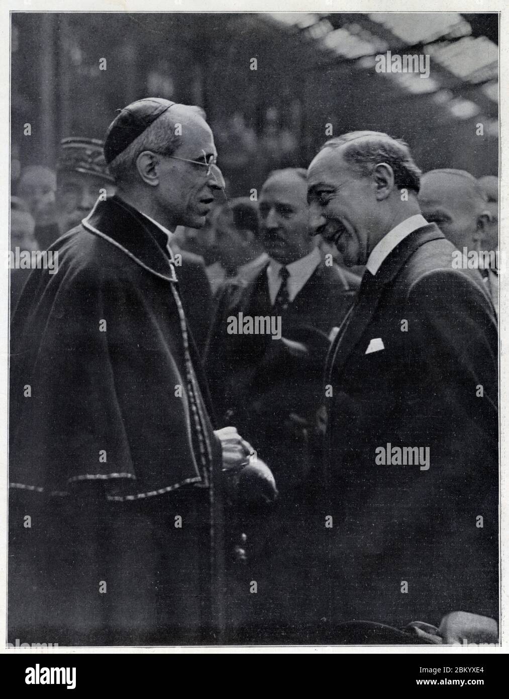 L'arrivée du Légat Pontifical à Paris le Cardinal Pacelli est reçu par M.Yvon Delbos,Ministre des Affaires étrangères,sur le Quai de la Gare de Ly Foto Stock