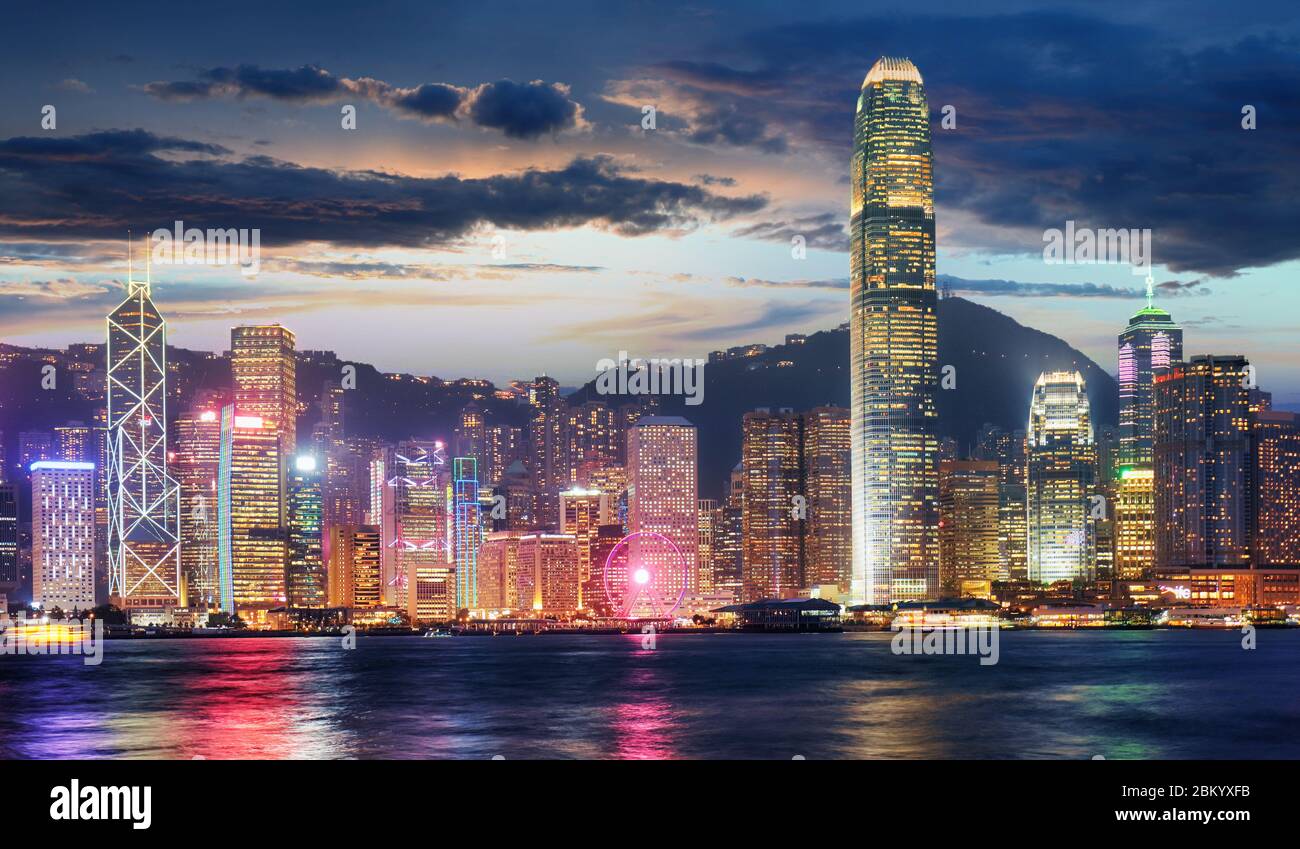 Hong Kong, panorama dello skyline della Cina da tutta Victoria Harbour Foto Stock