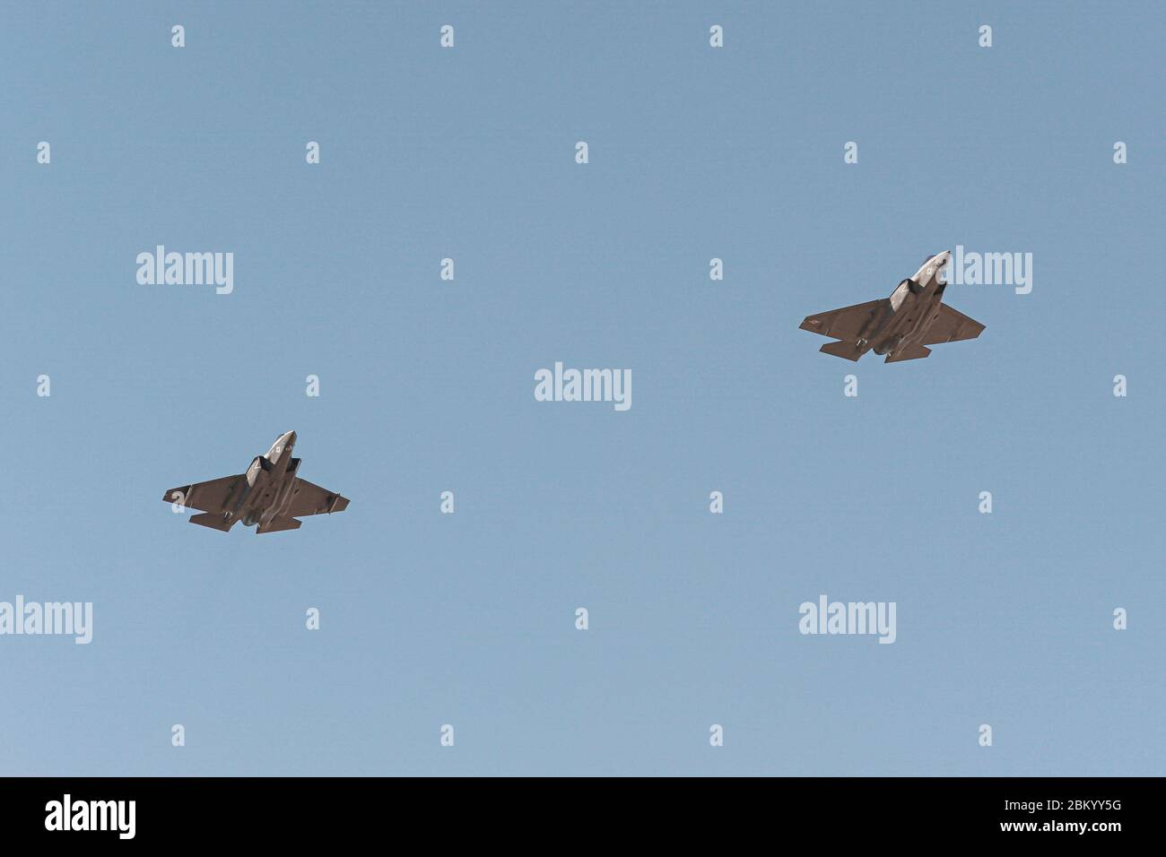 Due F-35B con Marine Fighter Attack Squadron 314, Marine Aircraft Group 11, 3rd Marine Aircraft Wing, volano sull'area di addestramento durante un'esercitazione di supporto e coordinamento al Marine Corps Air Ground Combat Center, Twentynine Palms, California, 23 aprile 2020. Kilo Battery ha partecipato all'esercizio per esercitarsi in un incendio soppressivo prima della sua prossima implementazione. (STATI UNITI Foto corpo marino di Lance CPL. Colton Brownlee) Foto Stock