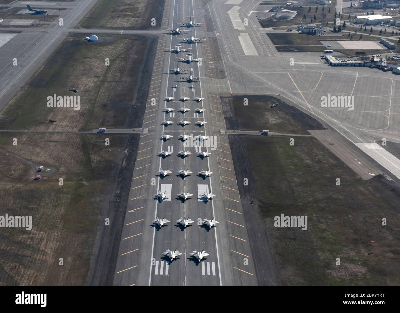 Gli aerei dell'aeronautica degli Stati Uniti assegnati alla terza ala, 176th ala ed al gruppo del combattente 477th formano una camminata dell'elefante alla base congiunta Elmendorf-Richardson, Alaska, 5 maggio 2020. Il grande spettacolo di forza ha dimostrato le capacità di mobilità rapida delle ali e la prontezza alla risposta durante il COVID-19 e ha anche evidenziato la capacità di generare Combat airpower a breve termine per garantire la stabilità regionale in tutta la regione di comando aerospaziale nordamericana e nell'Indo-Pacifico. (STATI UNITI Foto Air Force di Airman i Classe Emily Farnsworth) Foto Stock