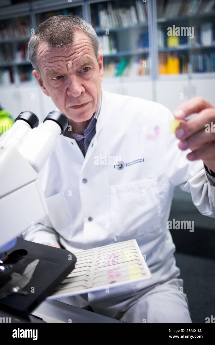 Amburgo. 4 maggio 2017. Il capo dell'istituto di medicina forense di Amburgo, Klaus Puschel, guarda un portoggetti con una sezione di tessuto in una stanza dell'istituto il 4 maggio 2017 ad Amburgo. Secondo il punto di vista di Puschel, i crimini potrebbero essere risolti molto più velocemente e meglio se il codice del DNA di ogni persona in Germania fosse conosciuto e salvato. Credit: Christian Charisius/dpa | usage worldwide/dpa/Alamy Live News Foto Stock
