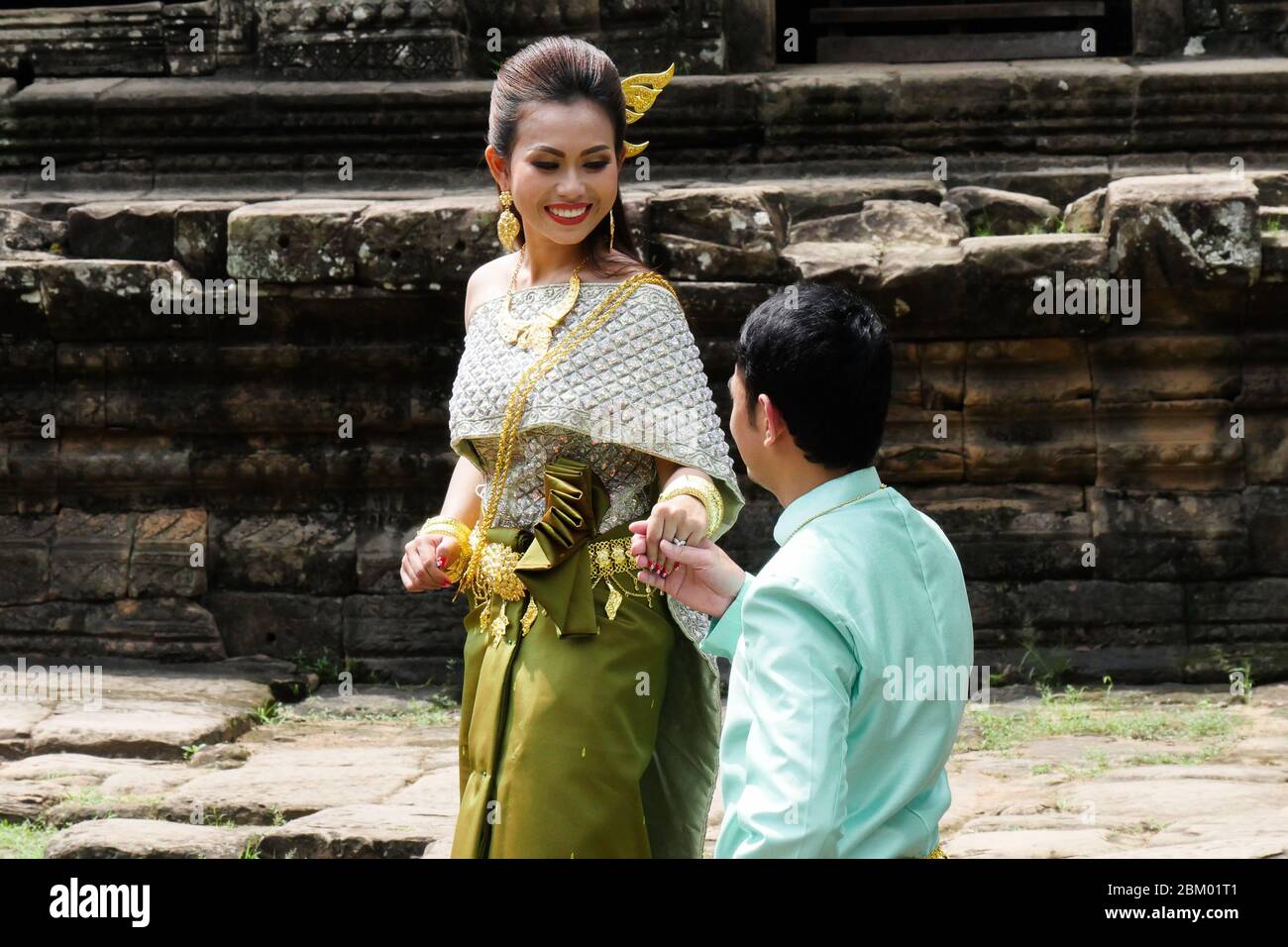 Sposa e sposo cambogiani fanno il loro rapporto fotografico in un palazzo di Phnom Penh (Cambogia) Foto Stock