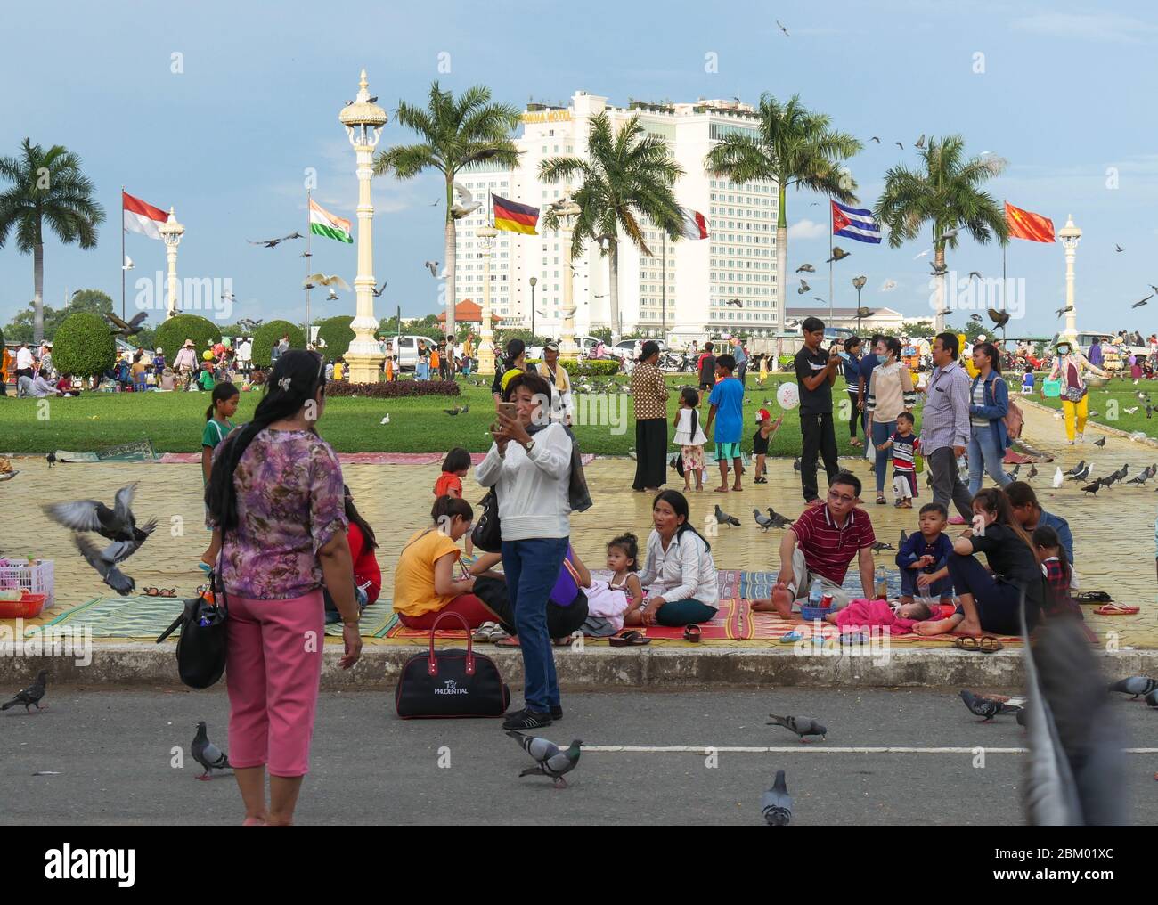 Scena festosa su una passeggiata popolare a Phnom Penh (Cambogia) Foto Stock