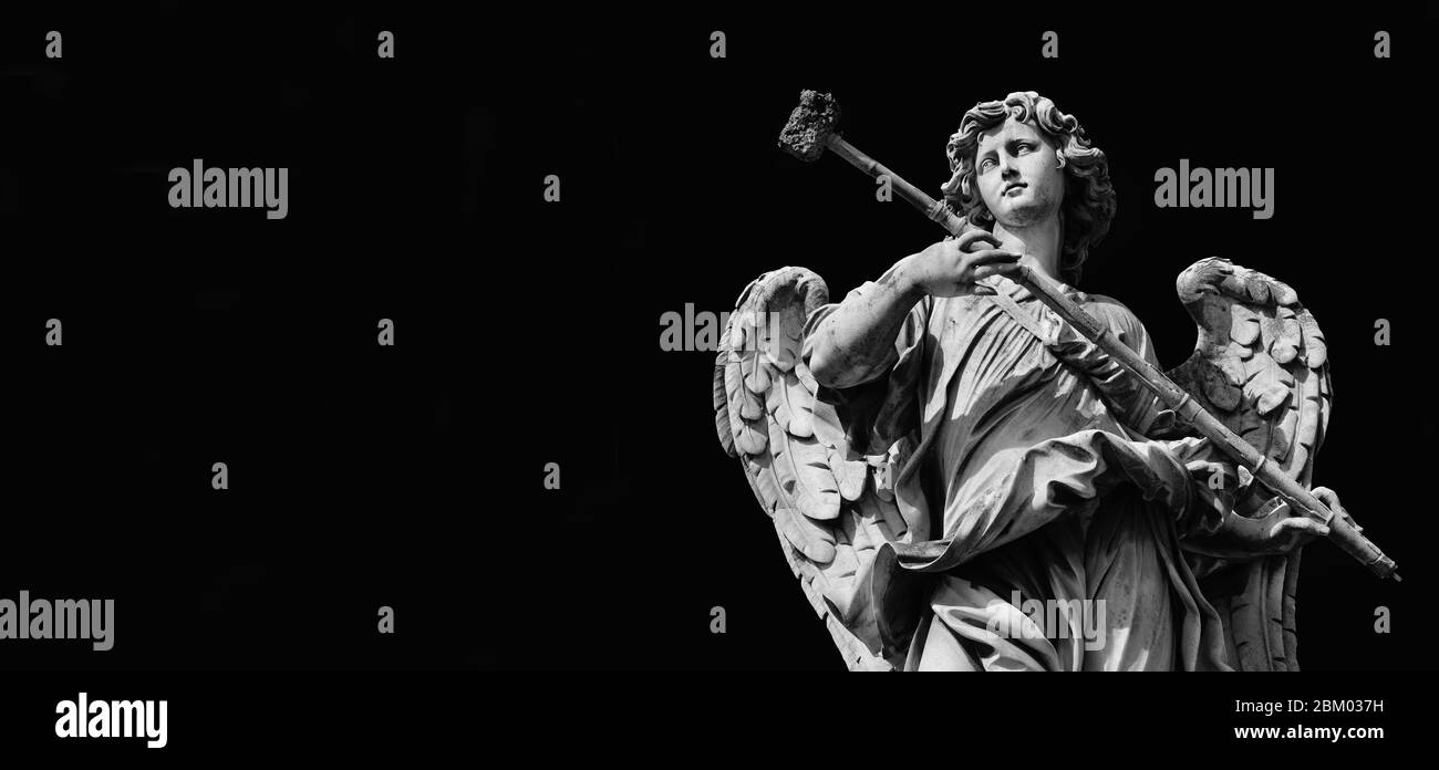 Statua in marmo d'angelo con spugna, capolavoro barocco del XVII secolo sul Ponte dell'Angelo Santo a Roma (Bianco e Nero con spazio copia) Foto Stock