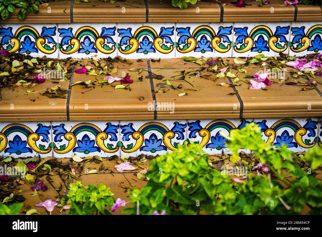 Piastrelle dipinte in stile spagnolo tradizionale con design classico sulle scale di una villa a Oliva, Valencia Foto Stock