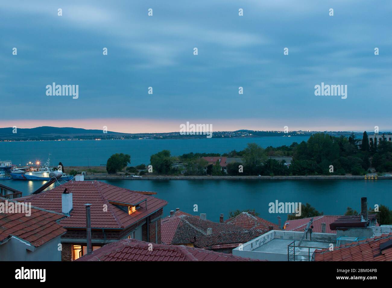 Estate sera con vista sul vecchio porto nell'antica città di Sozopol, Bulgaria Foto Stock