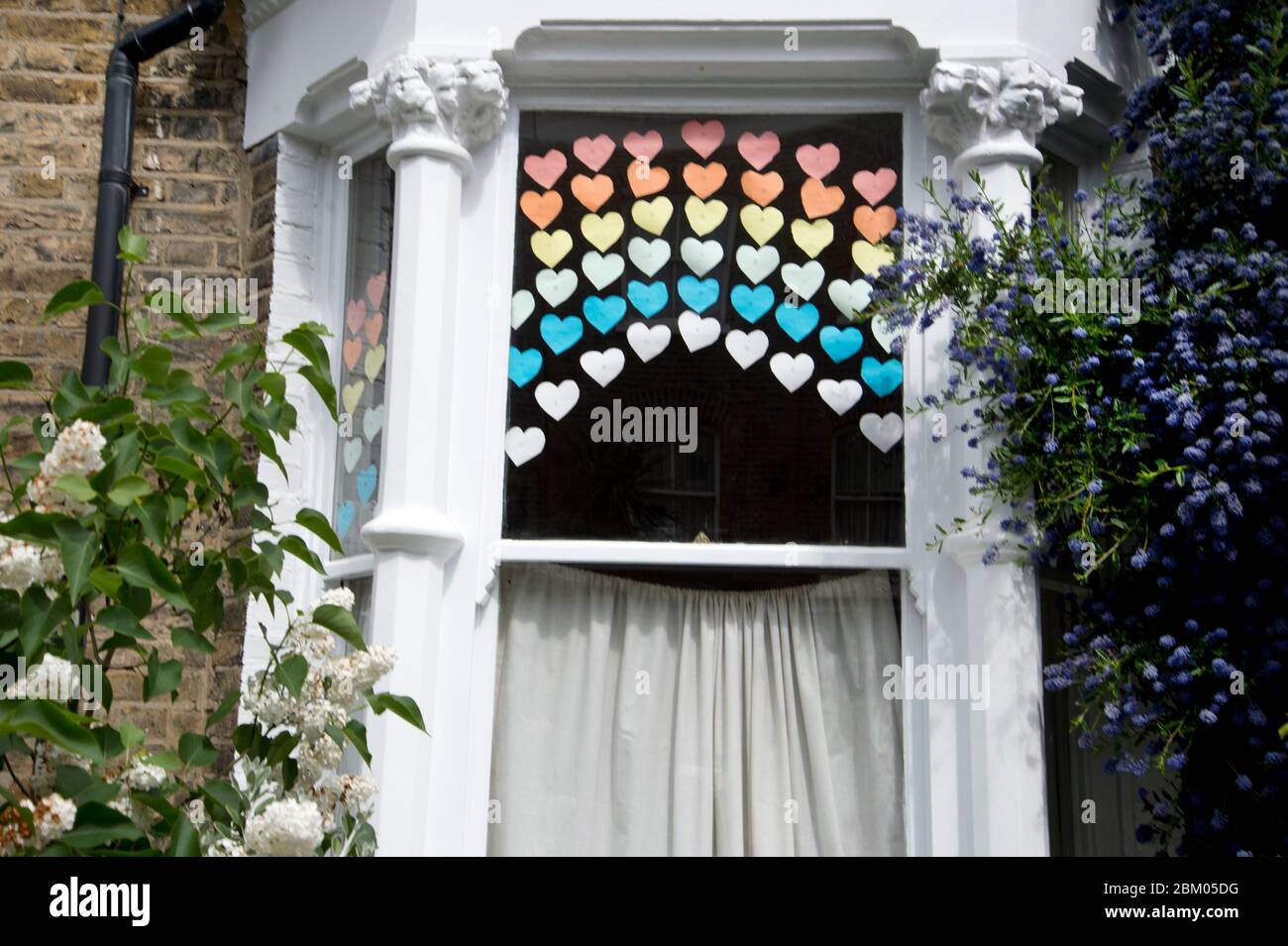 Londra aprile 2020 la pandemia di Covid-19. Hackney. Rainbow in finestra, disegnata da un bambino, a sostegno del personale di prima linea, compresi i lavoratori del NHS. Foto Stock