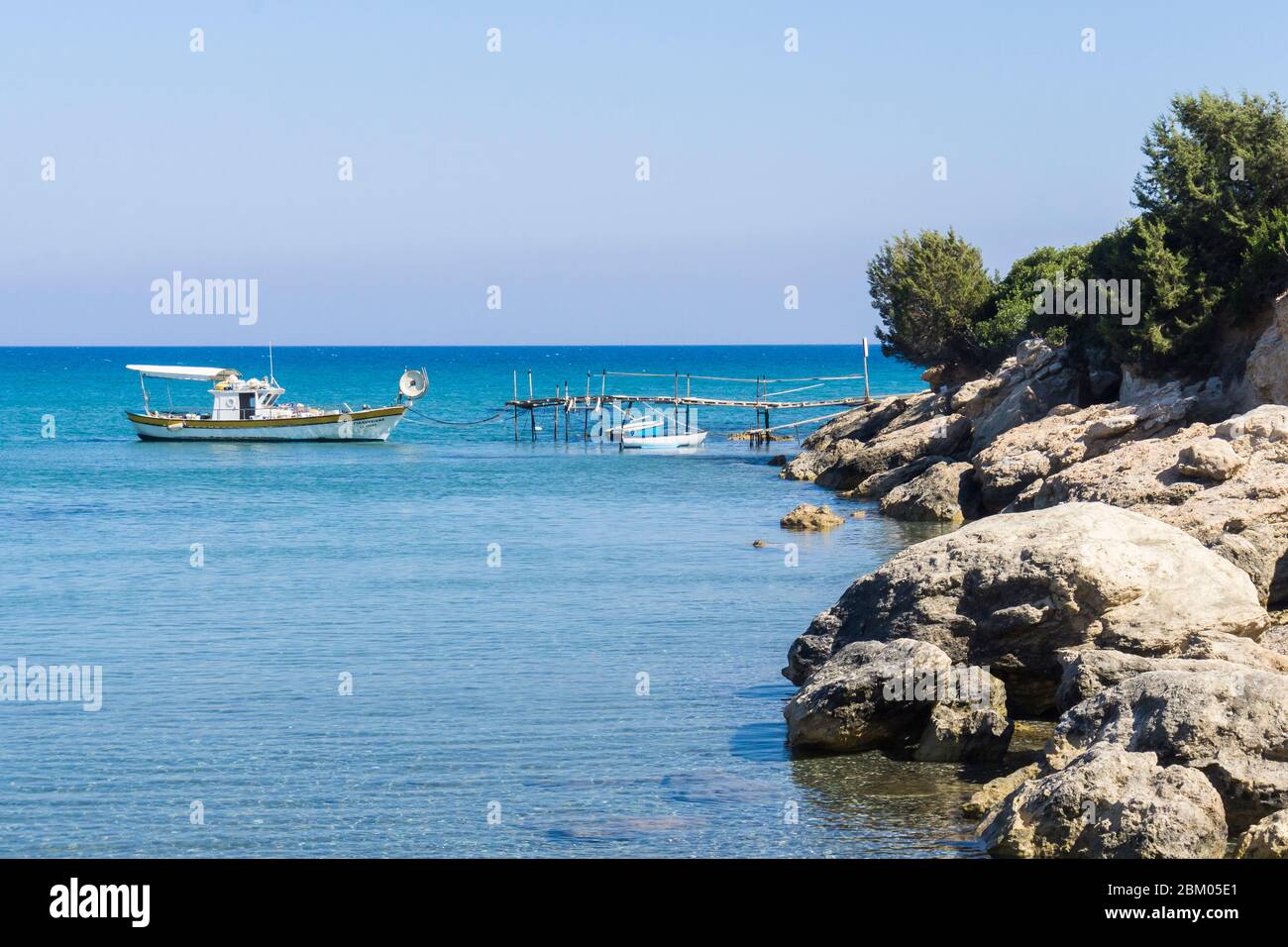Vista classica sul mare mediterraneo alla spiaggia di Melanda ad Avdimou, sulla pittoresca isola di Cipro in estate Foto Stock