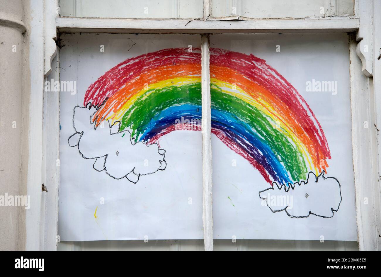 Londra aprile 2020 la pandemia di Covid-19. Hackney. Rainbow in finestra, disegnata da un bambino, a sostegno del personale di prima linea, compresi i lavoratori del NHS. Foto Stock