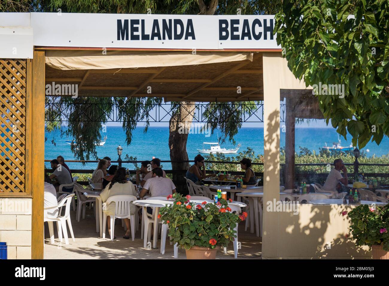 Vista classica sul mare mediterraneo dal ristorante di pesce alla spiaggia di Melanda ad Avdimou, sulla pittoresca isola di Cipro in estate Foto Stock