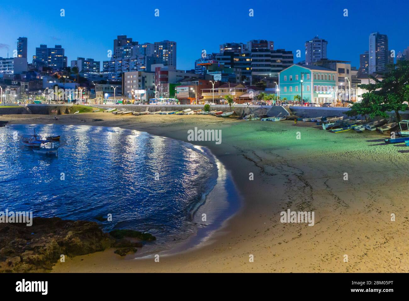 Tramonto sulla spiaggia di Rio Vermelho, Salvador, Bahia stato, Brasile Foto Stock