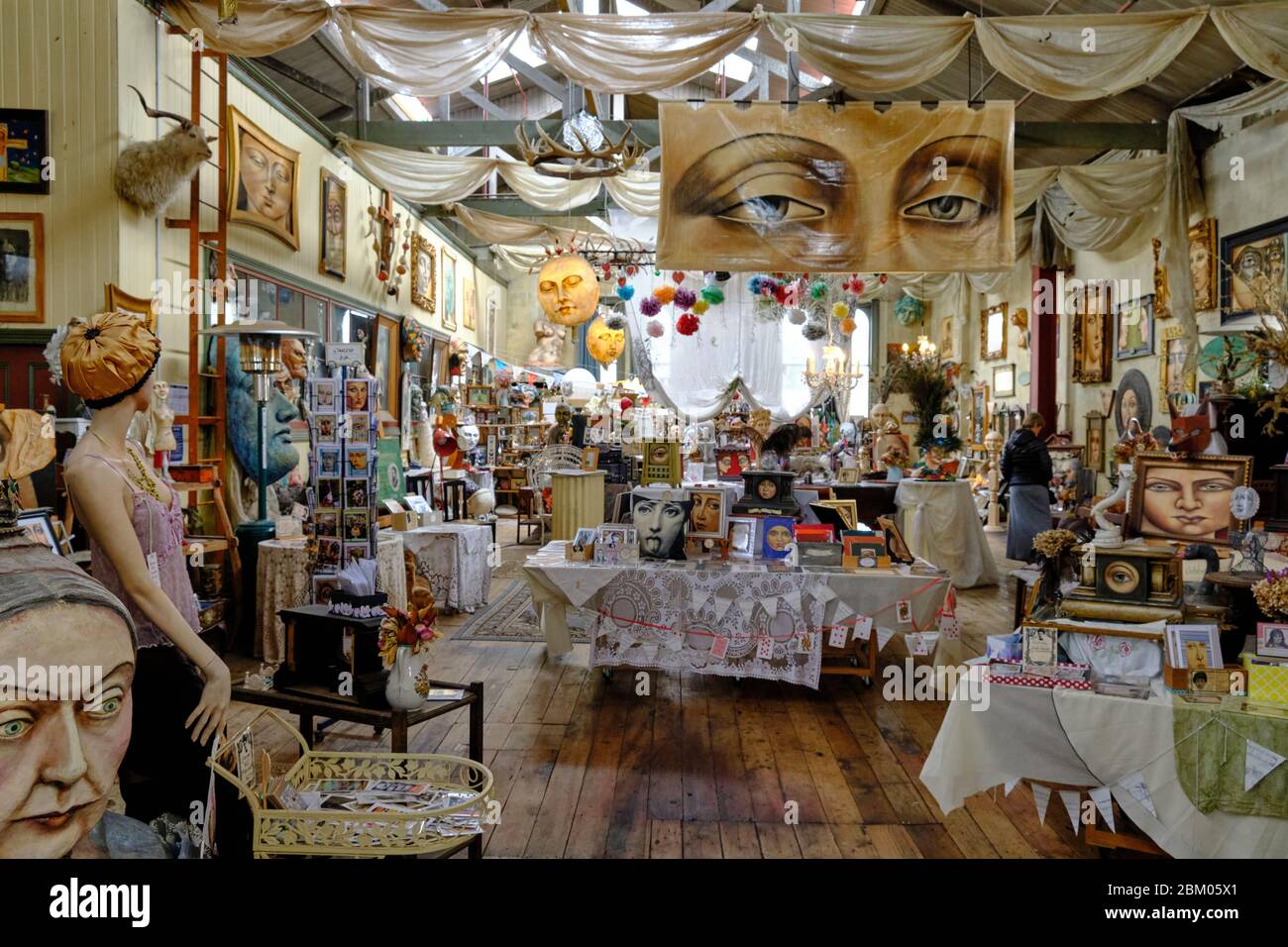 Interno di un negozio di souvenir e artigianato in Harbor Street, Oamaru, considerata la capitale mondiale della piroscafia. Foto Stock