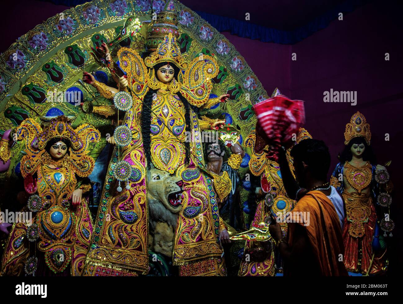 Maa Durga è adorata da un sacerdote in un pandal Foto Stock