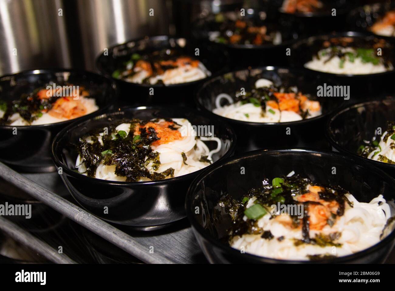 Noodle udon in stile giapponese con alghe e uova sode soffici in un ristorante a buffet. Foto Stock