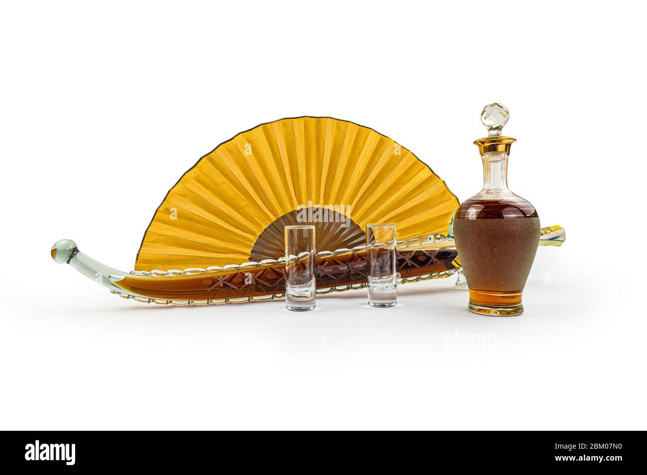 Ancora vita con vari bicchieri e bottiglie di alcol Foto Stock