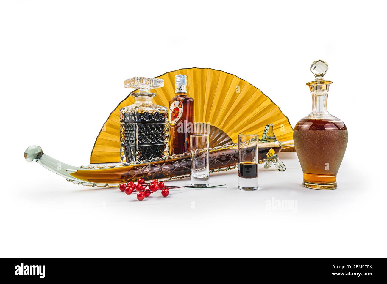 Ancora vita con vari bicchieri e bottiglie di alcol Foto Stock