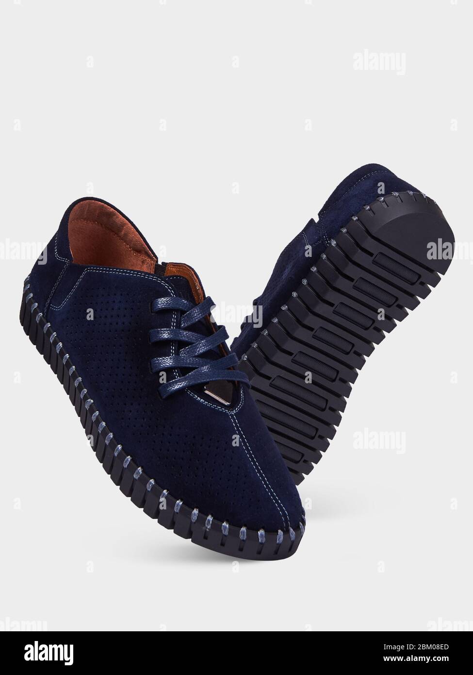 Scarpe estive blu scamosciate da uomo con perforazione e suola nera  elastica. Isolato su uno sfondo bianco Foto stock - Alamy