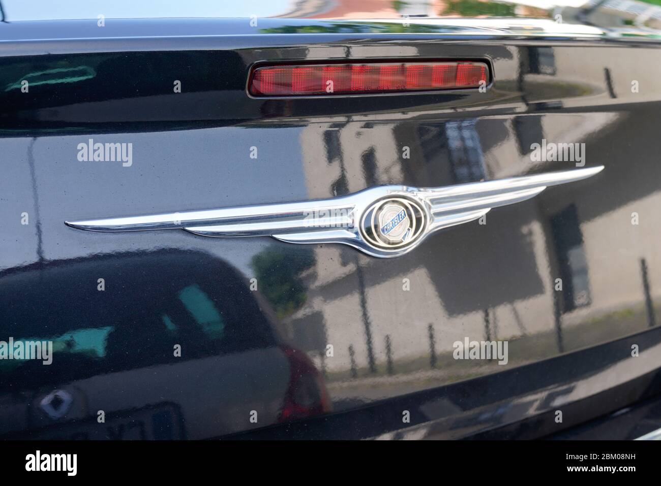 Bordeaux , Aquitaine / Francia - 05 04 2020 : Chrysler 300c auto logo veicolo in esposizione in concessionaria Foto Stock Bordeaux , Aquitaine / Francia - 05 04 2020 : Chrysler 300c auto logo veicolo in esposizione in concessionaria Foto Stock