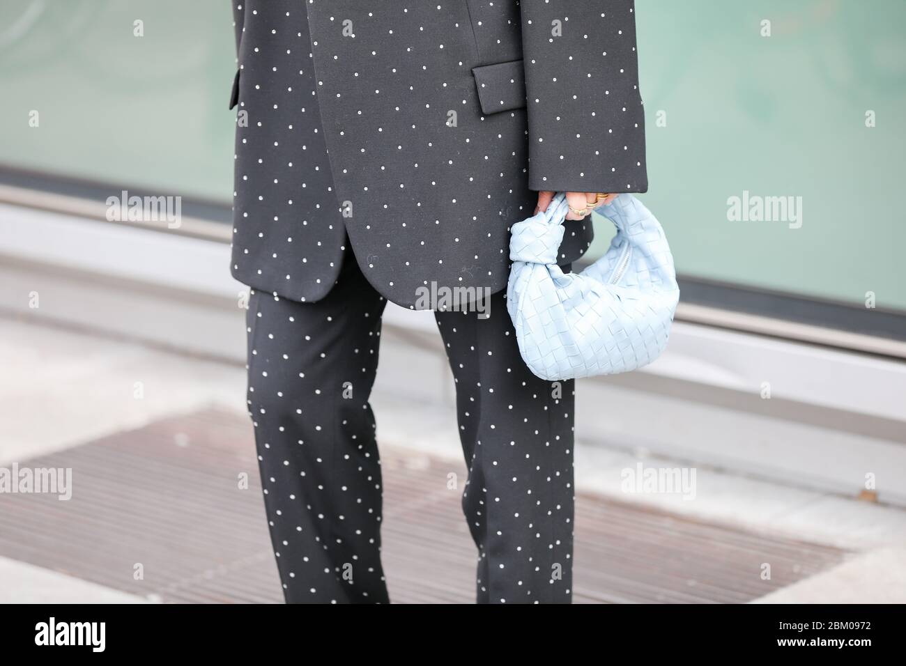 19 febbraio 2020: Il modello indossa pantaloni neri e giacca con puntini bianchi e una borsa blu durante la sfilata di moda Armani alla settimana di moda femminile`s fa Foto Stock