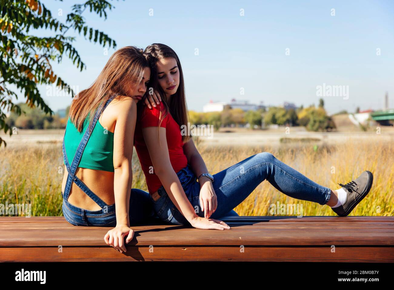Bella giovane donna comfort una triste migliore amica femminile Foto Stock