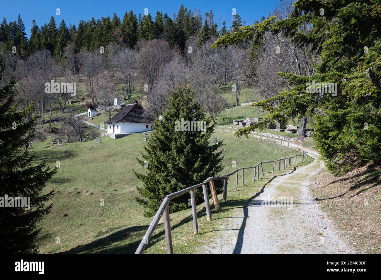 KALISTE, SLOVACCHIA - Apr 20, 2020: Ex villaggio nel distretto di Banska Bystrica, Repubblica slovacca. Fu tortato dalle truppe tedesche naziste durante la seconda guerra mondiale Foto Stock