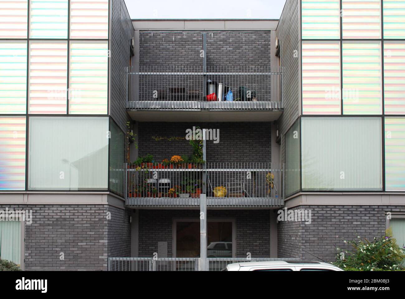 Modern 2000s iridescente colori a basso costo conveniente Peabody Homes Houses on Evelyn Road, Newham, London E16 1TU by Niall McLaughlin Architects Foto Stock