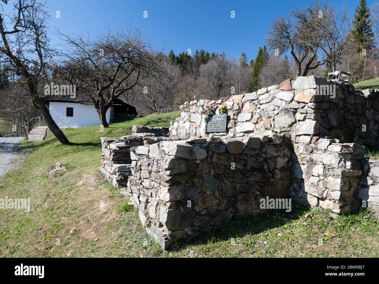 KALISTE, SLOVACCHIA - Apr 20, 2020: Ex villaggio nel distretto di Banska Bystrica, Repubblica slovacca. Fu tortato dalle truppe tedesche naziste durante la seconda guerra mondiale Foto Stock