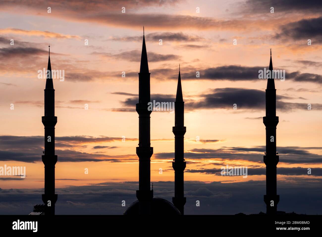 Una silhouette di una grande moschea contro il tramonto con sfondo cielo coudy. Ramadan concetto Foto Stock